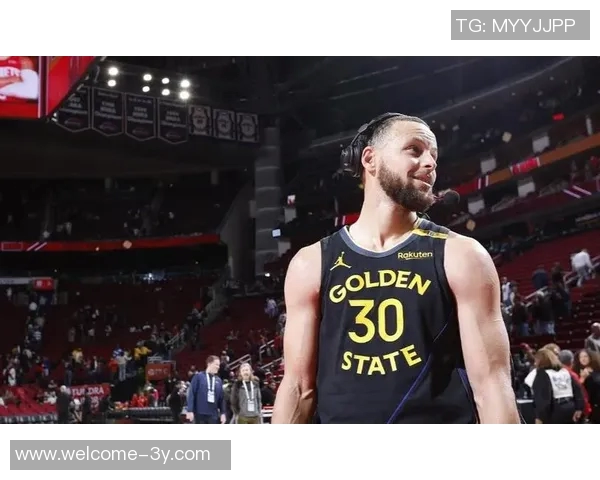 库里半场表现亮眼砍下15分5板4助助力球队取得领先